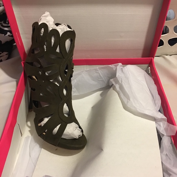 ShoeDazzle Olive Green High Heels - Picture 2 of 3